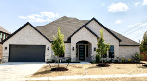 202 Heatherstone Dr for sale in Midlothian, TX