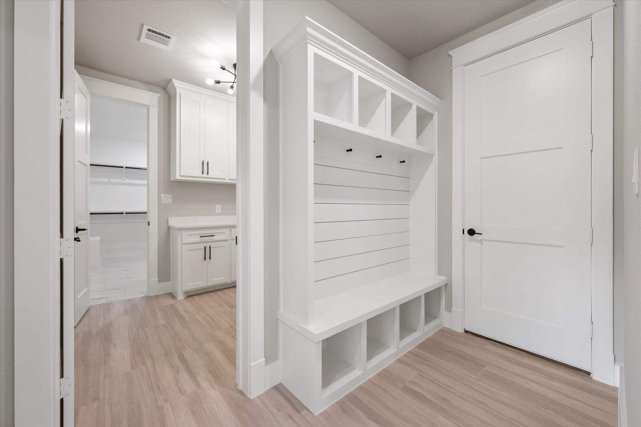 6610 Waggoner Way - Mudroom